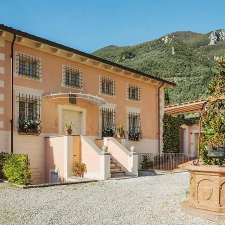 Melangola Vila Camaiore